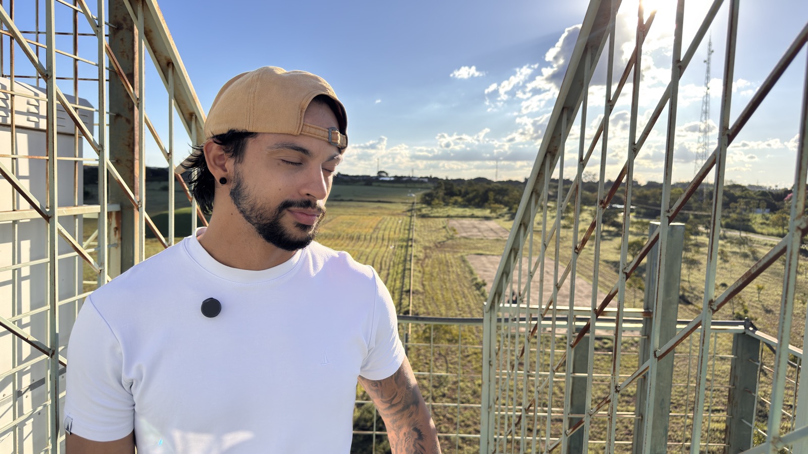 Jhon Guttyerre no campo, sob viaduto de Aparecida de Goiânia