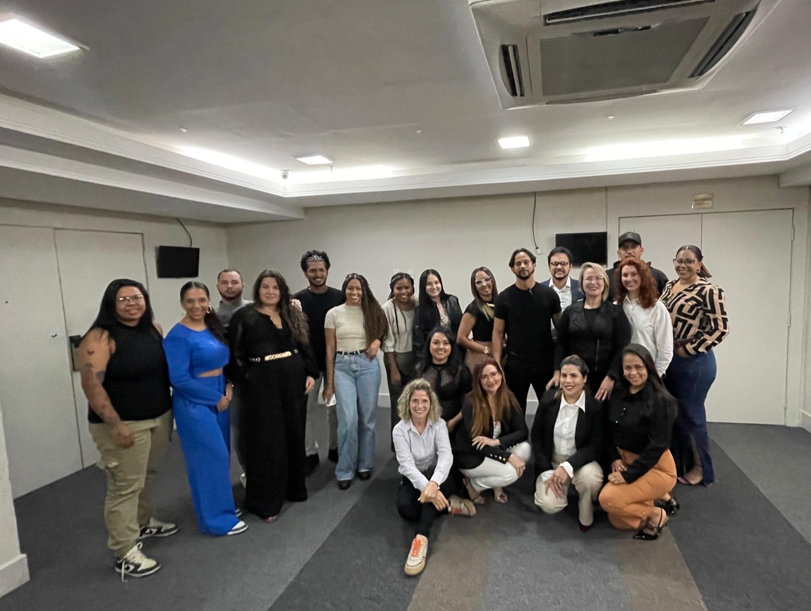 Jhon ao lado de mentorados durante encontro presencial